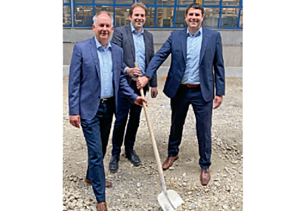 Spatenstich für die neue Kalthalle (v. l.) Geschäftsführer Dr. Hinrich Dohrmann, Betriebsleiter Benjamin Mayer und Geschäftsführer Daniel Keller (Foto: LISSMAC)