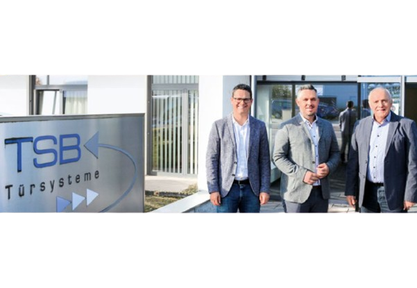 Die Beschläge-Koch-Geschäftsführer Peter Meißner und Florian Koch mit Werner Bühler, Gründer von TSB Türsysteme (v. l.) (Foto: Beschläge Koch)