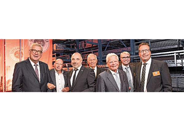 Die Festredner und Gesellschafter (v. l.) Arndt G. Kirchhoff, Markus Prachtel, Bürgermeister der Stadt Arnsberg Ralf Paul Bittner, Wilhelm Cronenberg, Joachim Gauck, Carl-Julius Cronenberg und Wilm-Hendric Cronenberg (Foto: Sophienhammer)