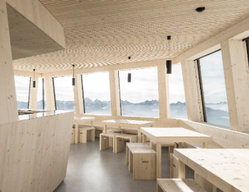 Innen erwartet die Besucher das naturnahe Ambiente, gepaart mit einer beeindruckenden Aussicht. (Fotos Jaist)