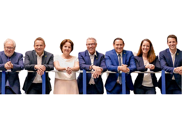 Von links nach rechts Gerd Ammon, Konrad Fritz, Gabriele Ammon, Dieter Ammon, Klaus Ammon, Stefanie Fritz, Michael Ammon (Foto: Ammon Beschläge)