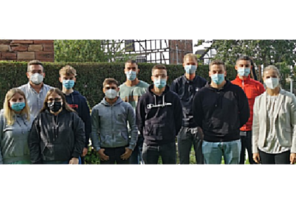 Von links vorne Milena Wolf, Lisa Hollstein, Valentilian Pietsch, Gerrit Holtgrefe, Lena Christiansen Von links hinten David Völker, Joshua Paschold, Mert Altinkaynak, Nick Joosten, Luca Voet, Enrico Criscuolo (Foto: E/D/E)